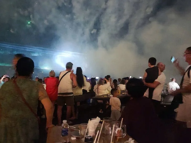 Sàn nhà hàng Sun Bavaria kín người đứng và ngồi xem show, khói và ánh sáng sân khấu phía trước