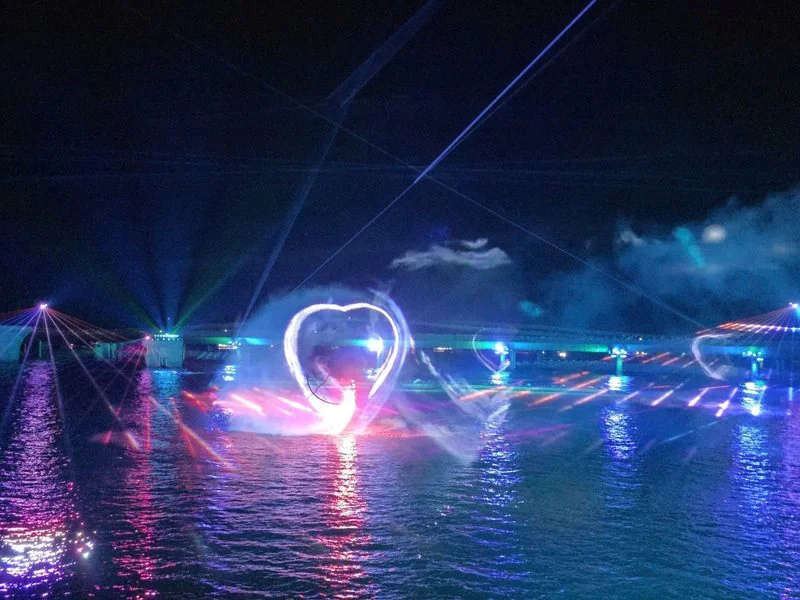 Hình trái tim bằng ánh sáng và tia laser trên mặt biển trong show Symphony, chụp từ vị trí bàn ăn nhà hàng Sun Bavaria